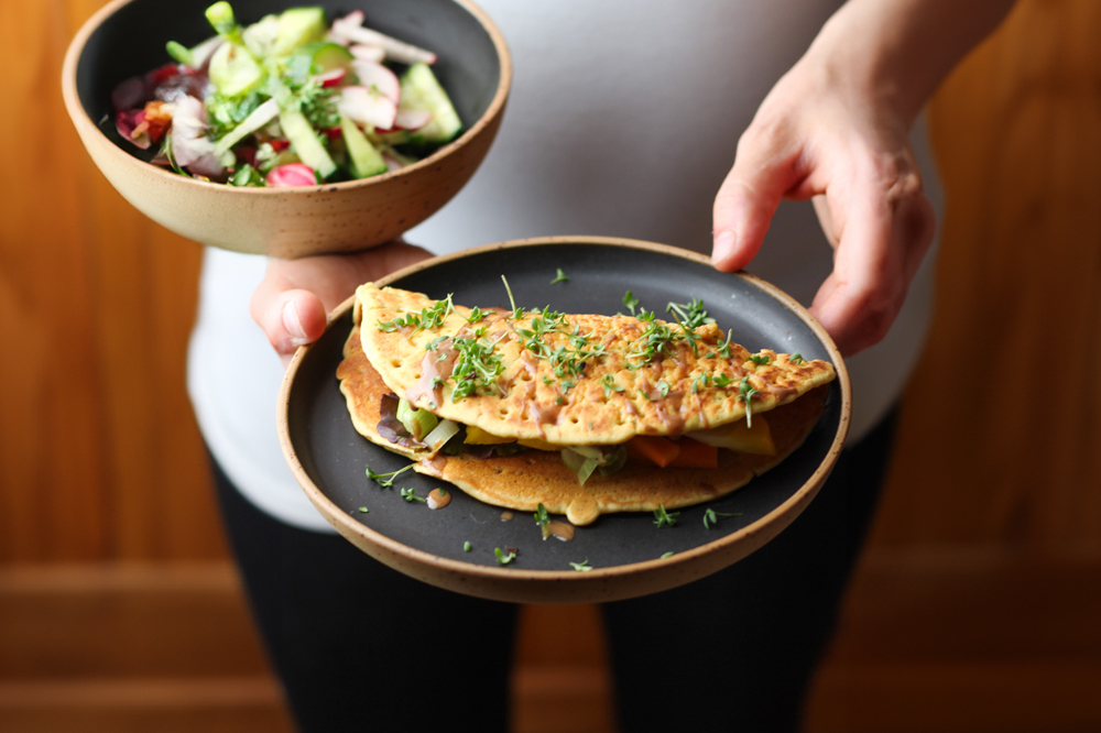 Veganes Omelette mit Gemüsefüllung