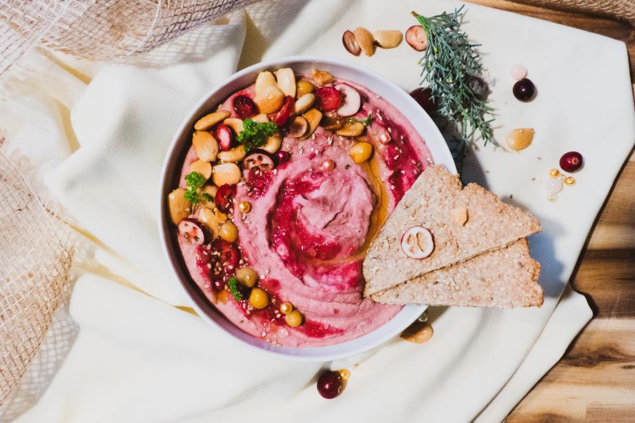 Cranberry-Hummus mit Buchweizen-Sesam-Kräcker