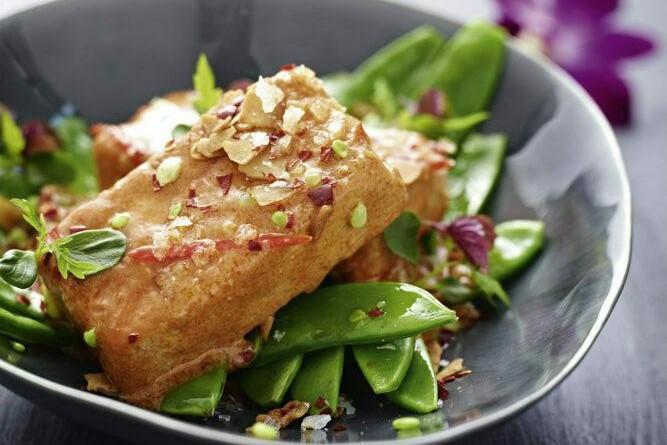 Gegrillter Tofu auf fruchtigem Zuckerschoten-Kokos-Salat