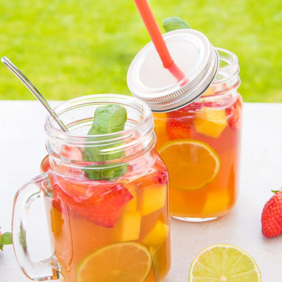 Erdbeer-Mango-Bowle mit Kokoswasser