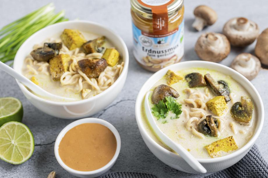 Vegane Ramen-Bowl mit Kokos-Erdnuss-Sauce