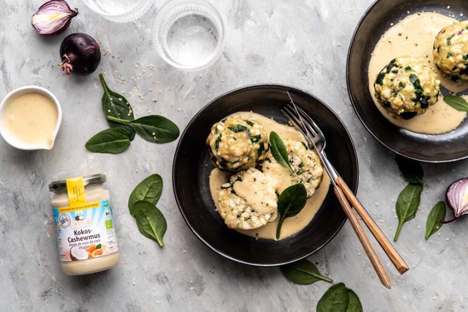 Spinatknödel mit Kartoffel-Cashew-Käsesoße
