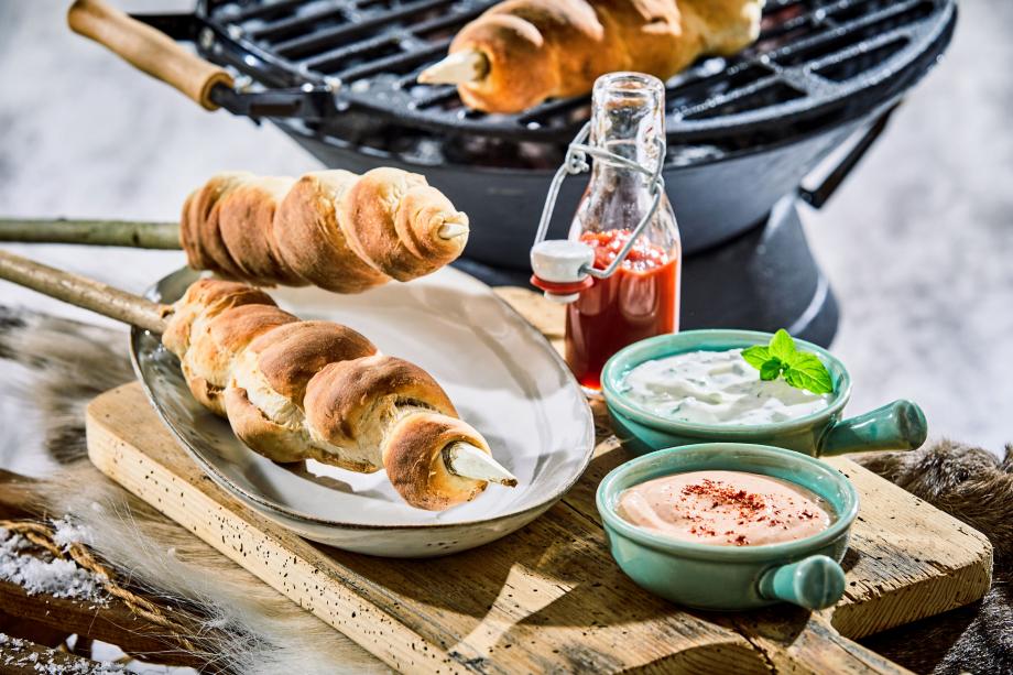 Feuriges Stockbrot mit zweierlei Dips