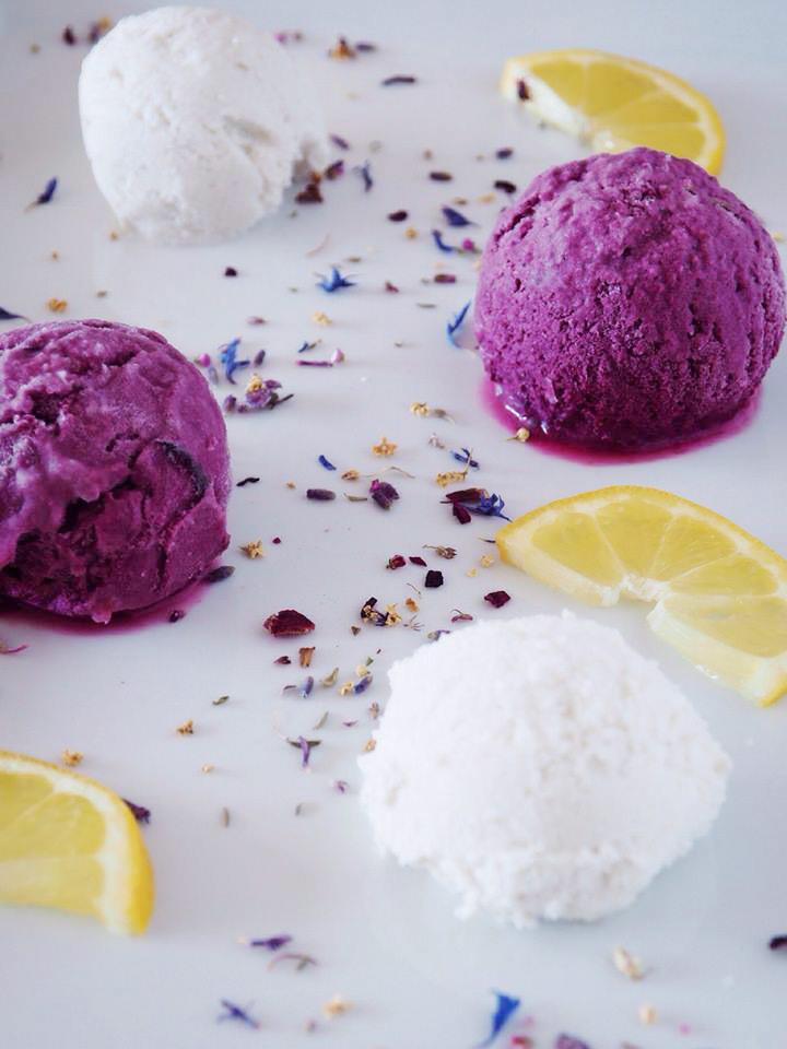 Spritziges Zitronen- & cremiges Blaubeereis