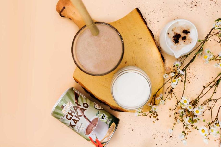 Heißer Chai-Kakao mit Kokosmilch