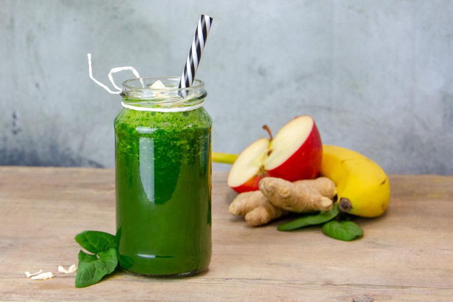 Grüner Smoothie mit Kokoswasser