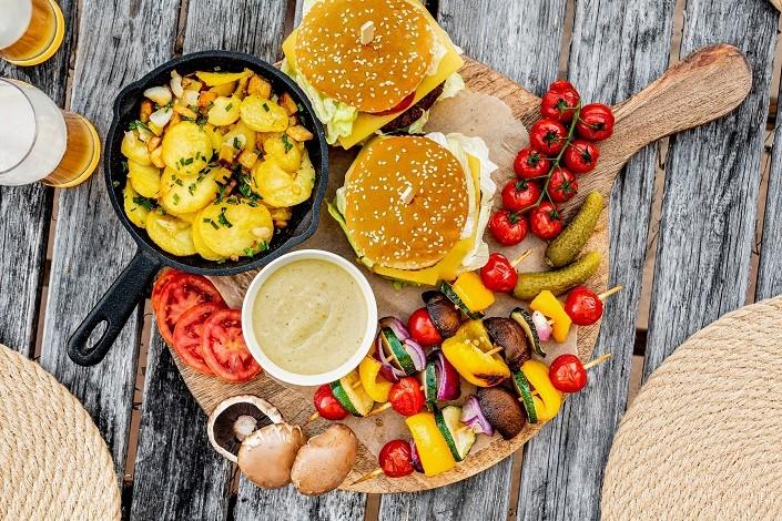 Veganer Cheeseburger mit Tiroler Gröstl vom Grill