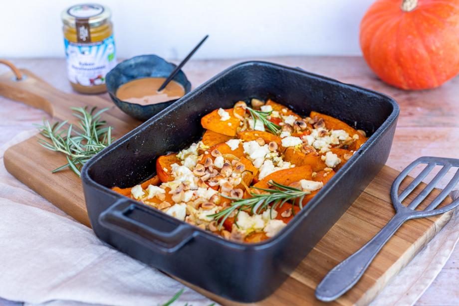 Gerösteter Ofenkürbis mit Feta und Haselnüssen