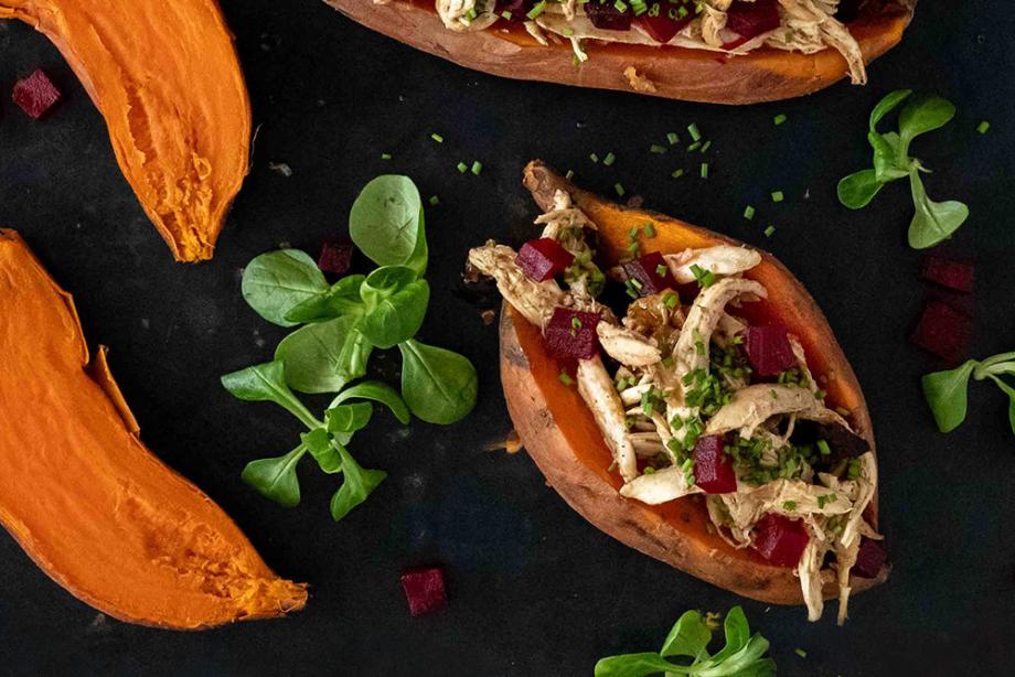 Gefüllte Süßkartoffel mit Pulled Chicken
