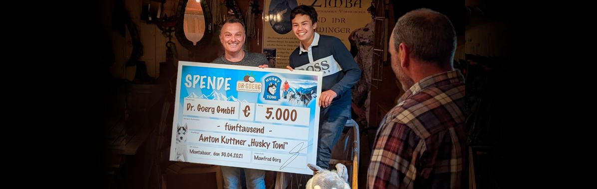 Dr. Goerg übergibt Spendenscheck an Husky Toni