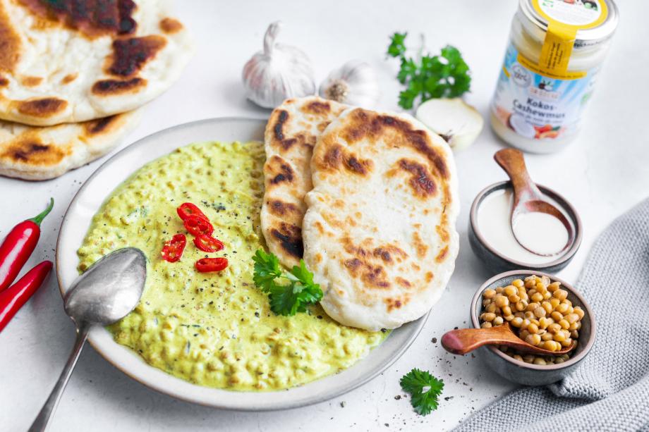 Veganes Linsen-Dal mit Naan-Brot