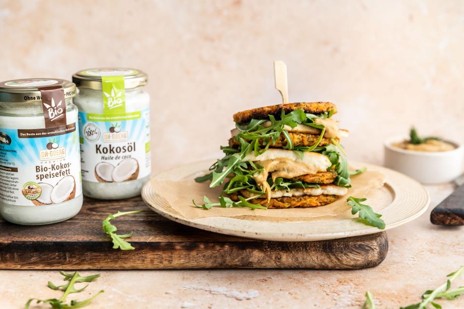 Halloumi Türmchen mit Karotten-Kichererbsen-Bratling