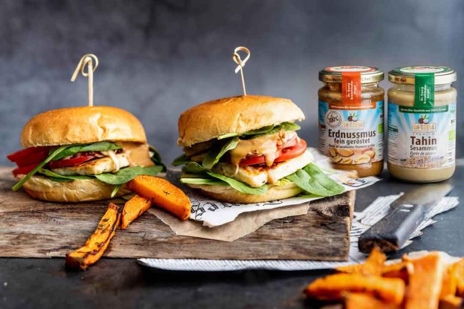 Grilled Halloumi-Burger mit Erdnuss-Sesam-Soße