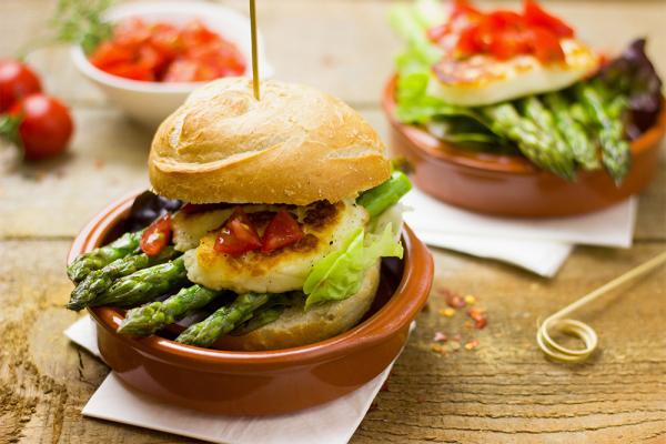 Spargel Burger mit Halloumi