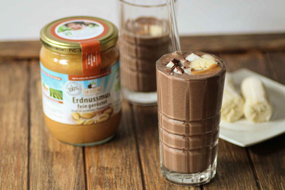 Frozen Coconut-Milkshake mit Erdnussmus