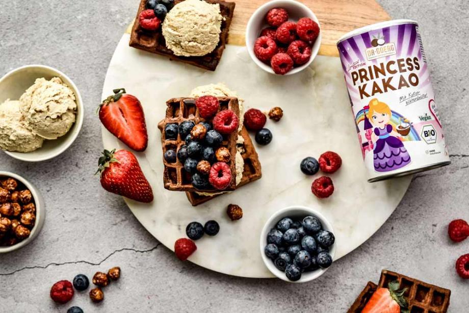 Schoko-Waffel-Sandwich mit veganem Kokos-Mandel-Eis