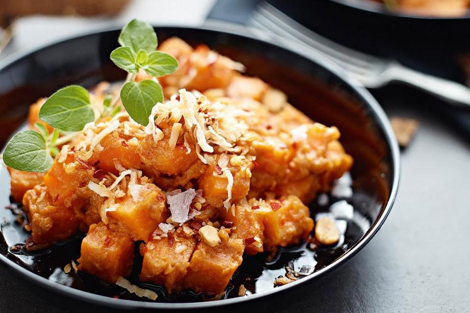 Süßkartoffel-Kokos-Ragout mit Erdnüssen
