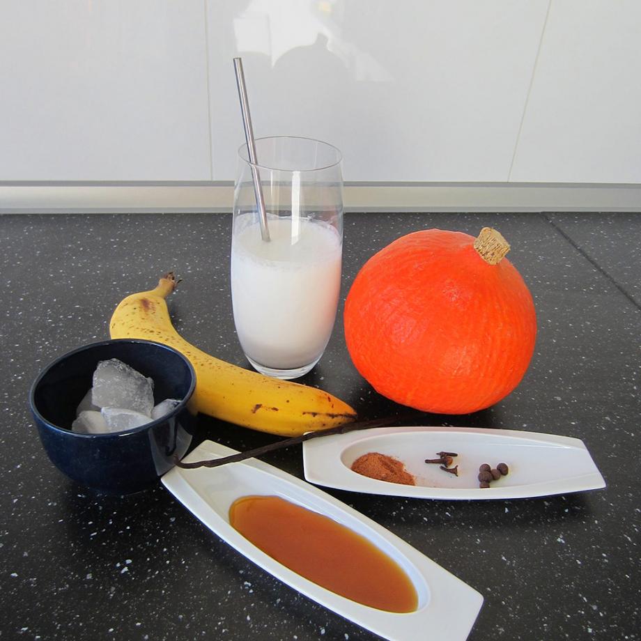 Kürbis-Smoothie mit Kokosmilch und Gewürzen