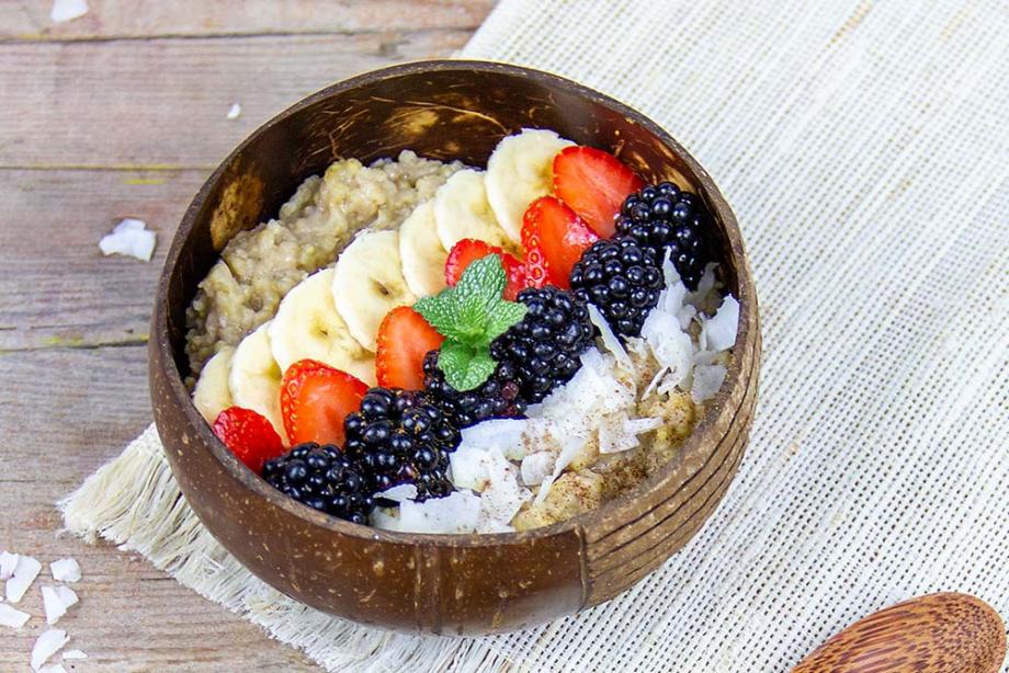 Kokos-Hirsebrei mit Zimt und frischen Beeren