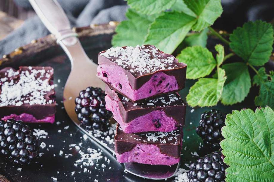 Schokoladen-Kokos-Brombeer Bars