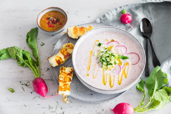 Kokos-Radieschen-Suppe mit Halloumi-Spießen & Curry-Nuss-Dip