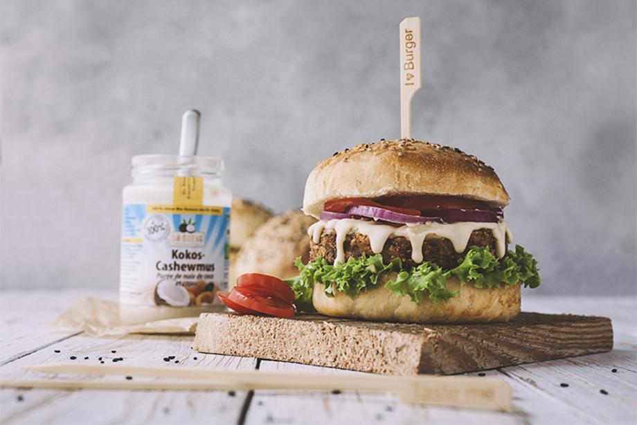 Vegetarischer Burger mit Kokos-Cashewmus