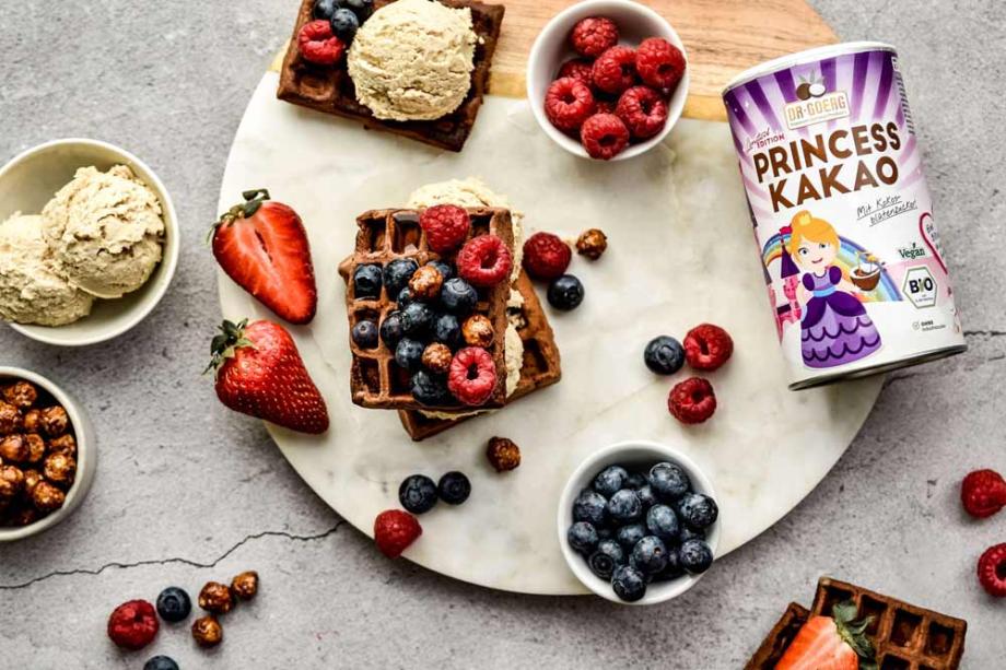 Schoko-Waffel-Sandwich mit veganem Kokos-Mandel-Eis