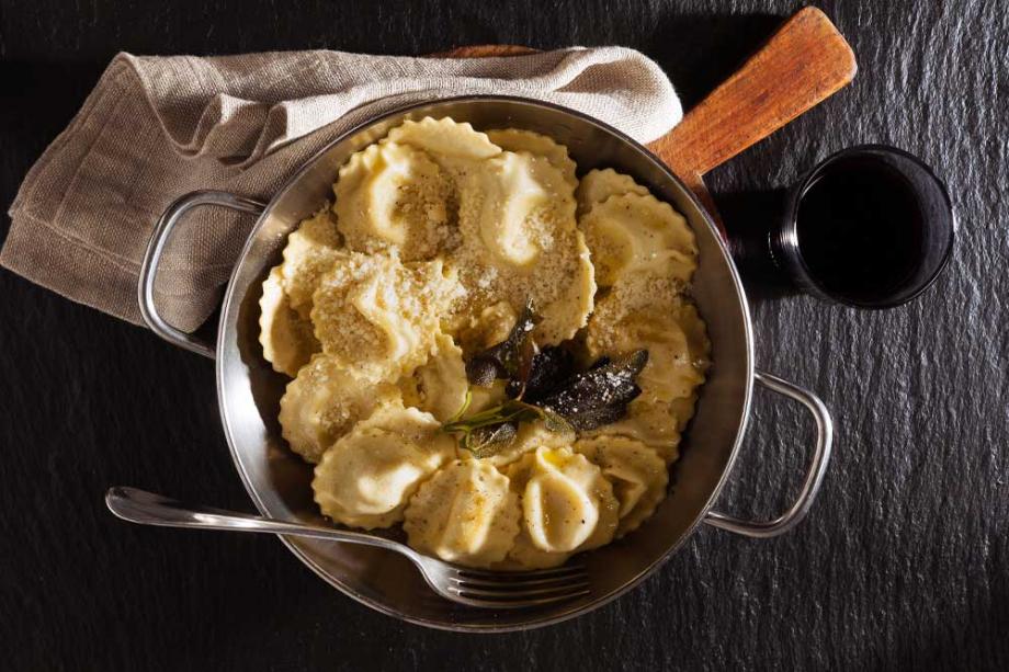 Ravioli in feuriger Salbeibutter