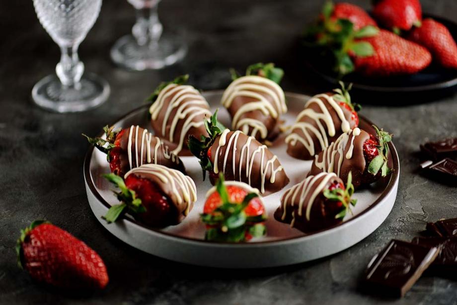Überzogene Kokos-Schoko-Erdbeeren