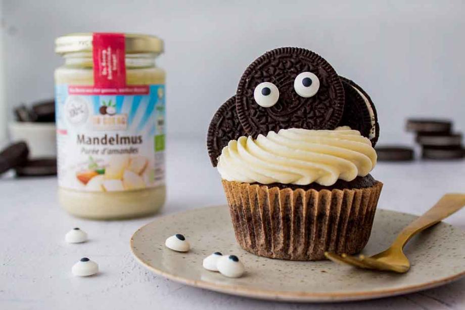 Fledermaus-Cupcakes mit Mandelmus-Frosting zu Halloween