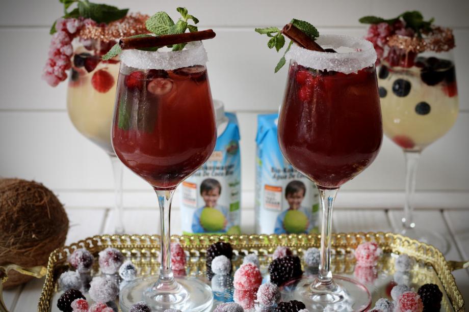 Spritzige Silvester-Kokos-Cocktails in zwei Variationen