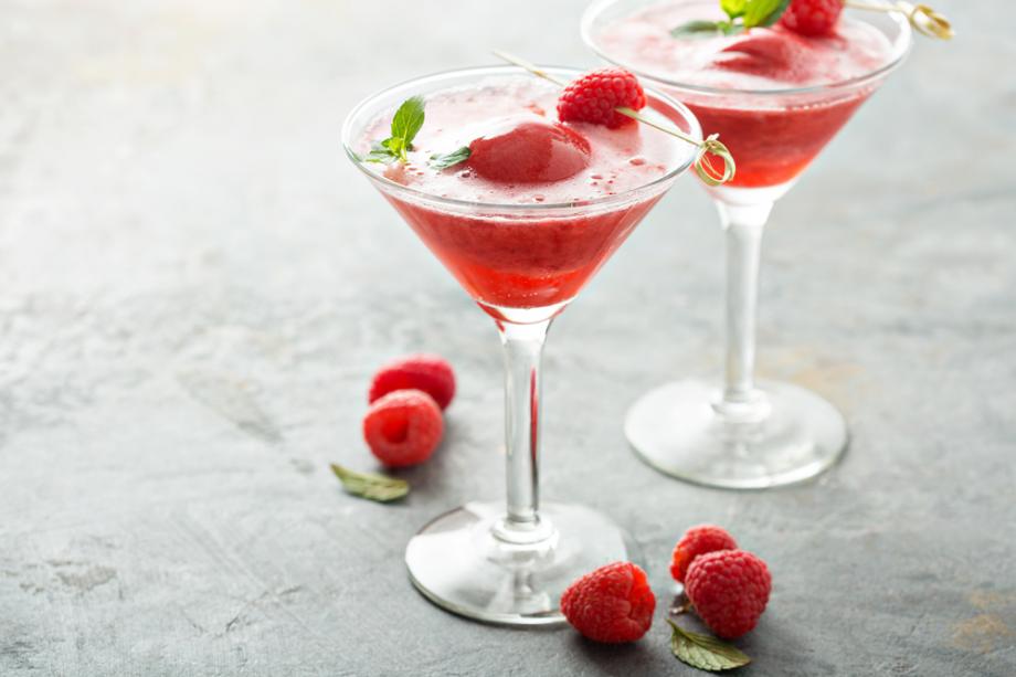 Sekt-Cocktail mit Beerensorbet