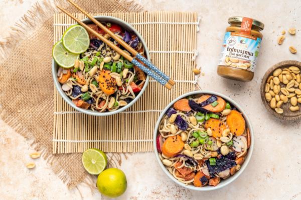 Thai Nudelsalat mit Erdnussdressing