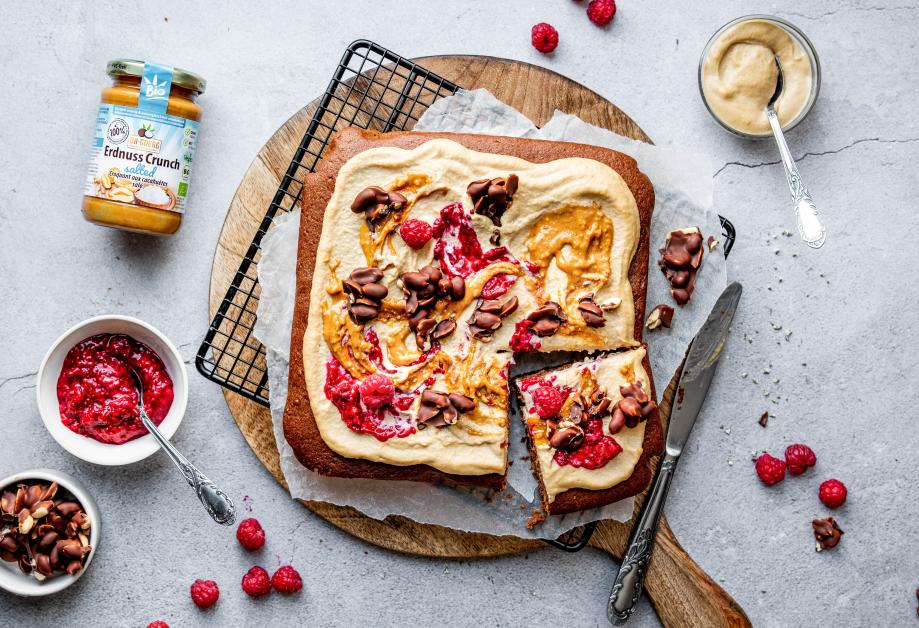 Salted & Crunchy Erdnuss-Schoko-Kuchen
