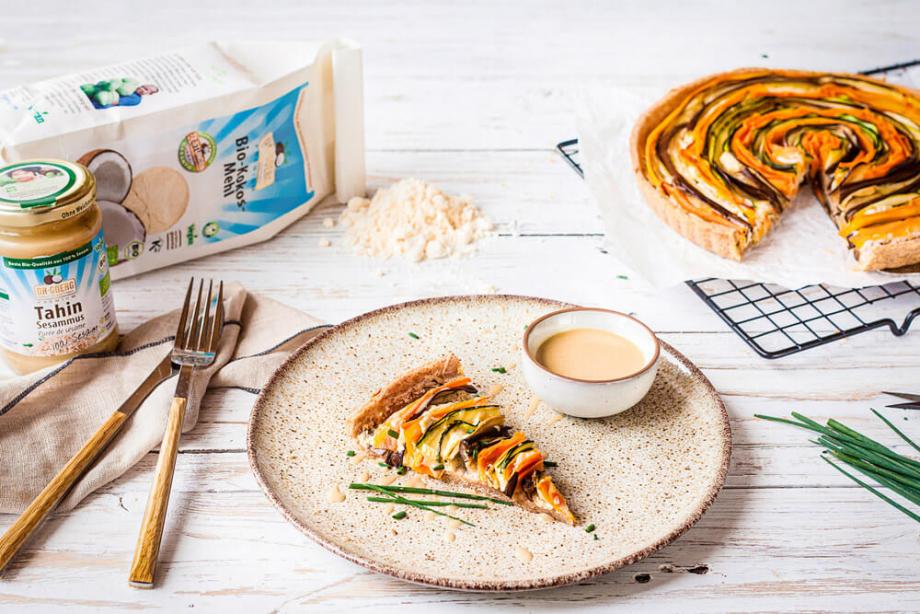 Bunte Gemüse-Tarte mit Tahin-Sesammus