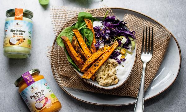 Bunte Süßkartoffel-Bowl mit Kokosmilch und Hummus