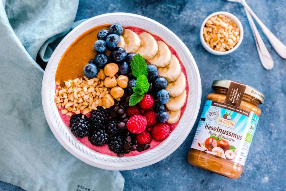 Smoothie Bowl mit Beeren