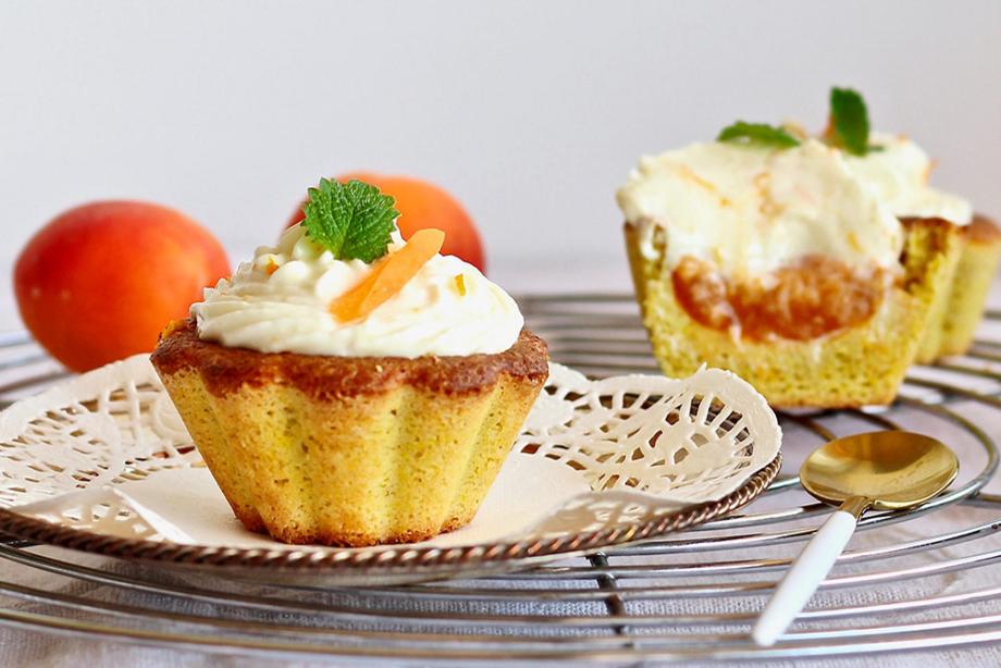 Aprikosen-Kokos-Cupcakes mit Orangen-Frosting