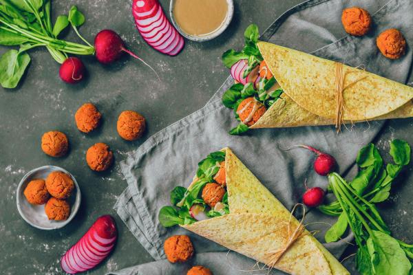Süßkartoffel-Falafel-Wraps mit Tahin