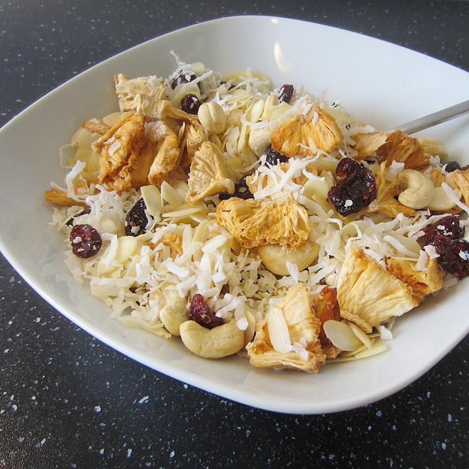 Glutenfreies Müsli mit getrockneter Ananas und Bio-Kokosflakes