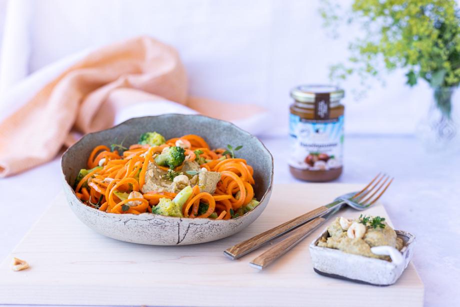 Lowcarb Karotten-Nudelsalat mit Brokkoli-Haselnuss-Pesto