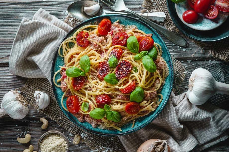 Spaghetti mit Tomaten-Kokos-Sauce und Cashew-Parmesan