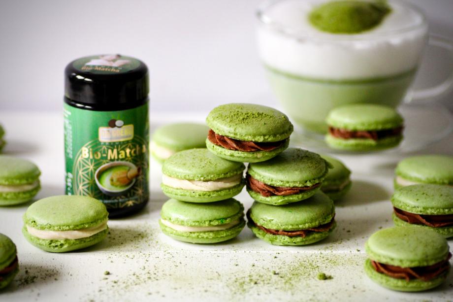 Vegane Matcha-Macarons mit Kokos- und Haselnuss-Schokocreme