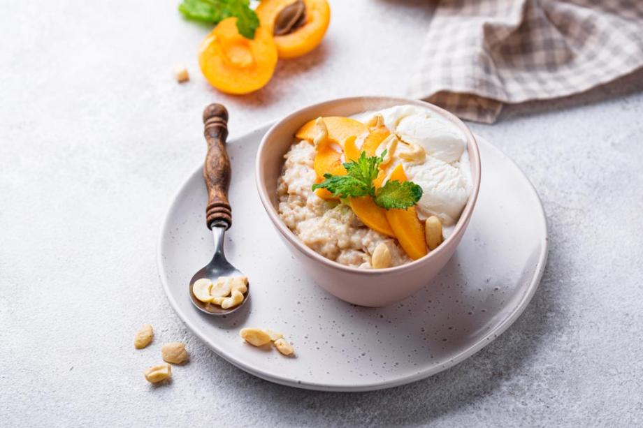 Milchreis mit Aprikose und Kokoseis