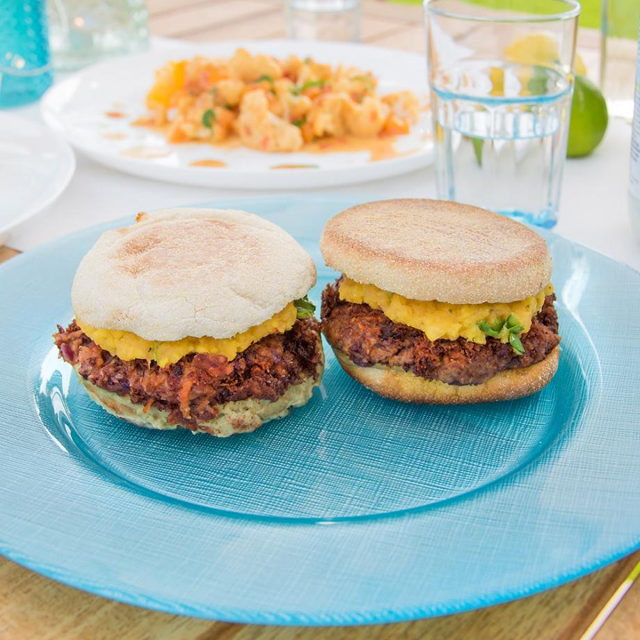 Veganer Burger mit Mango und Avocado