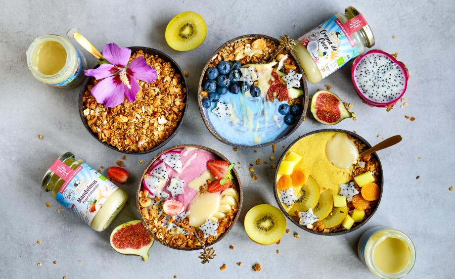 Bunte Smoothie-Bowls mit Granola