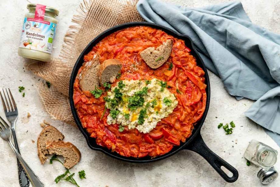 Shakshuka mit Mandel-Blumenkohl Rührei