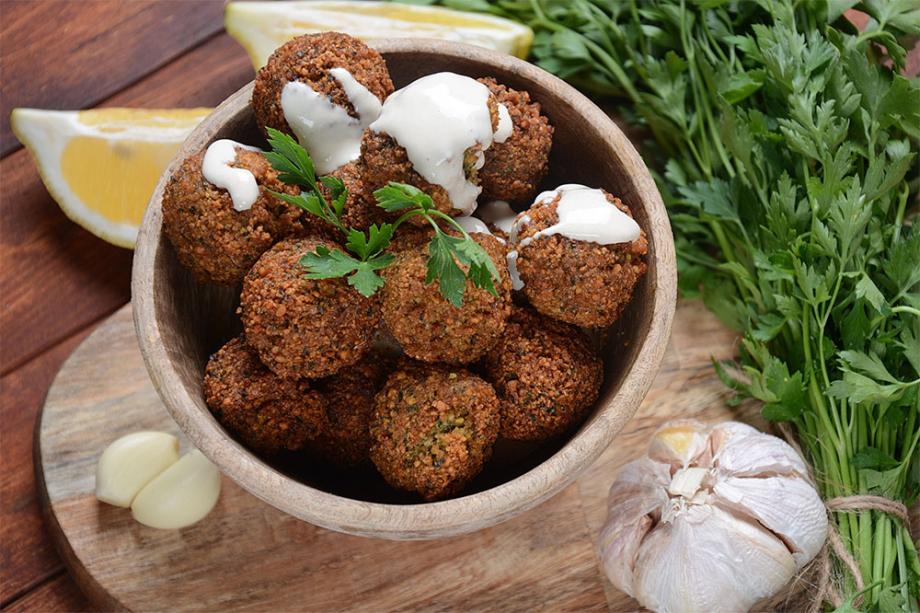 Selbstgemachte Falafel mit Joghurt-Zitronen-Dip