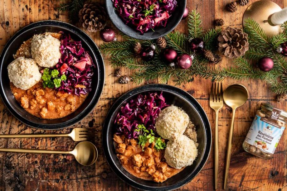 Veganes Gulasch mit Nuss-Knödel und warmem Rotkohlsalat