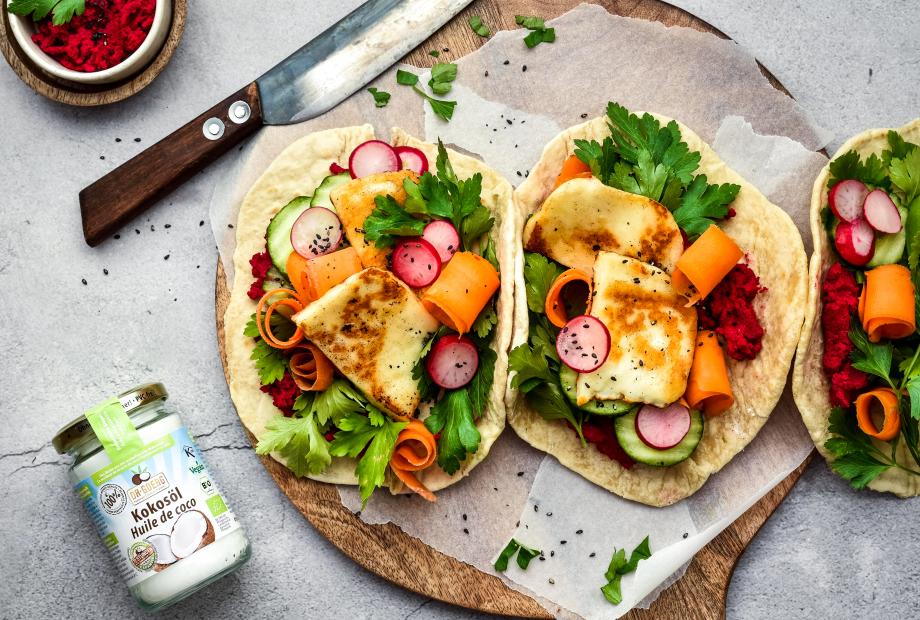 Vegane Halloumi-Sandwiches mit Rote-Beete-Hummus